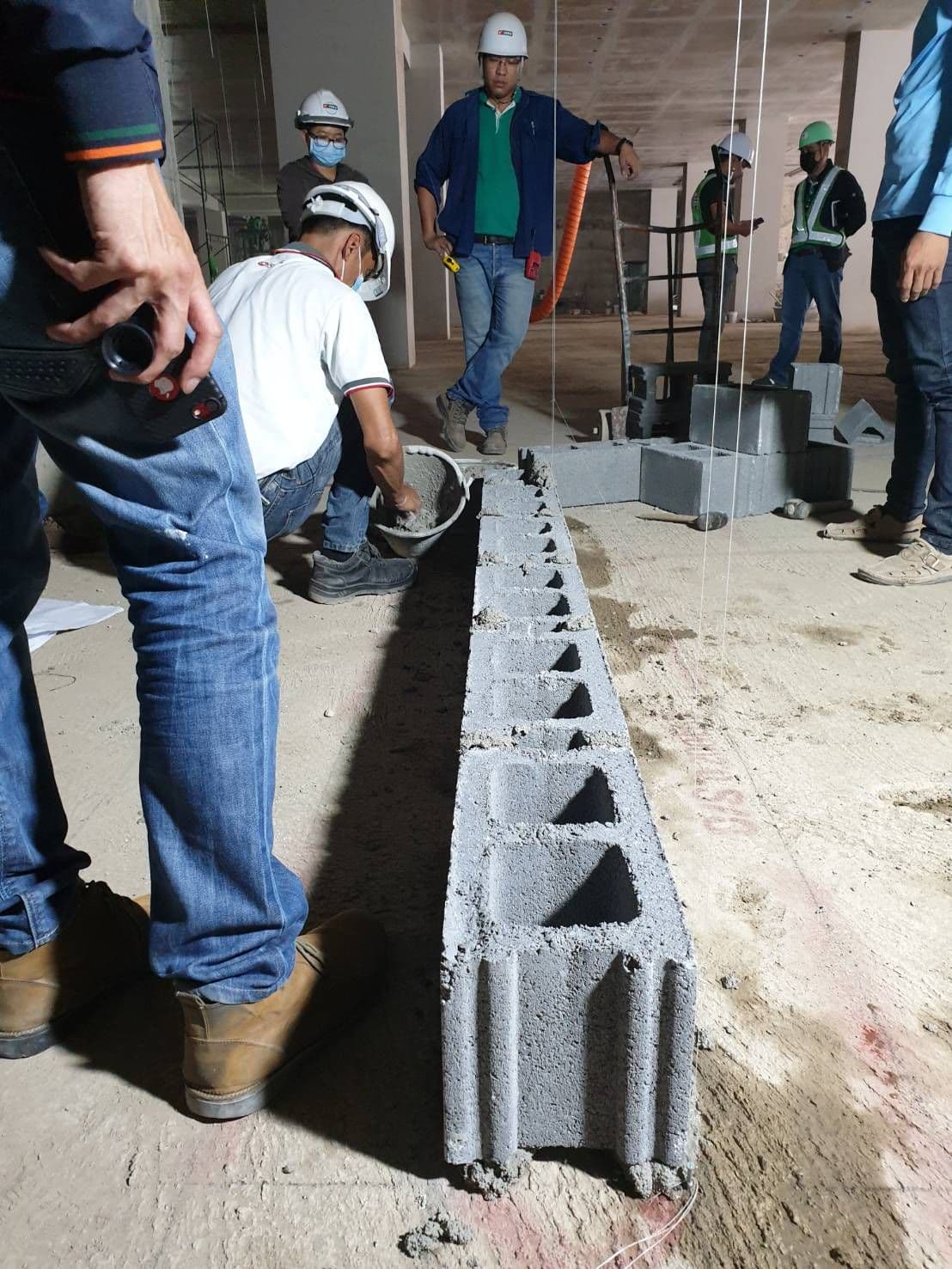 คอนกรีตบล็อก มีรู จำเป็นต้องกรอกปูนหรือไม่ ?