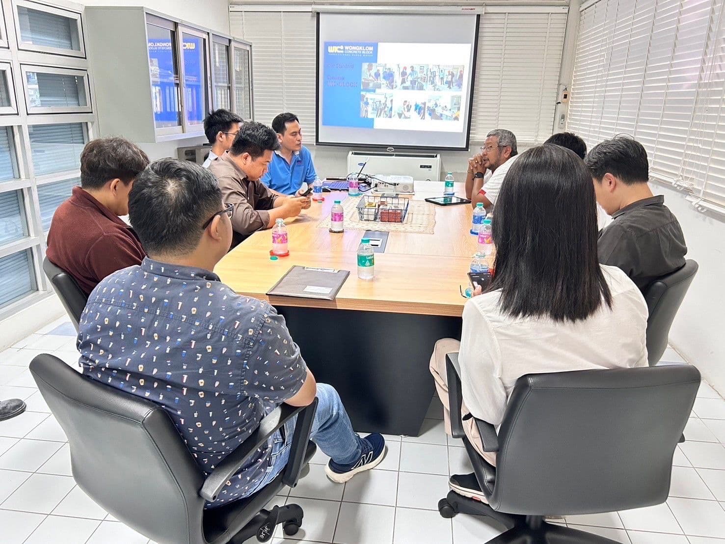 ยินดีต้อนรับคณะ รฟม. ที่ปรักษาและ บริษัท ช การช่าง เยี่ยมชม โรงงานวงกลมบล็อก