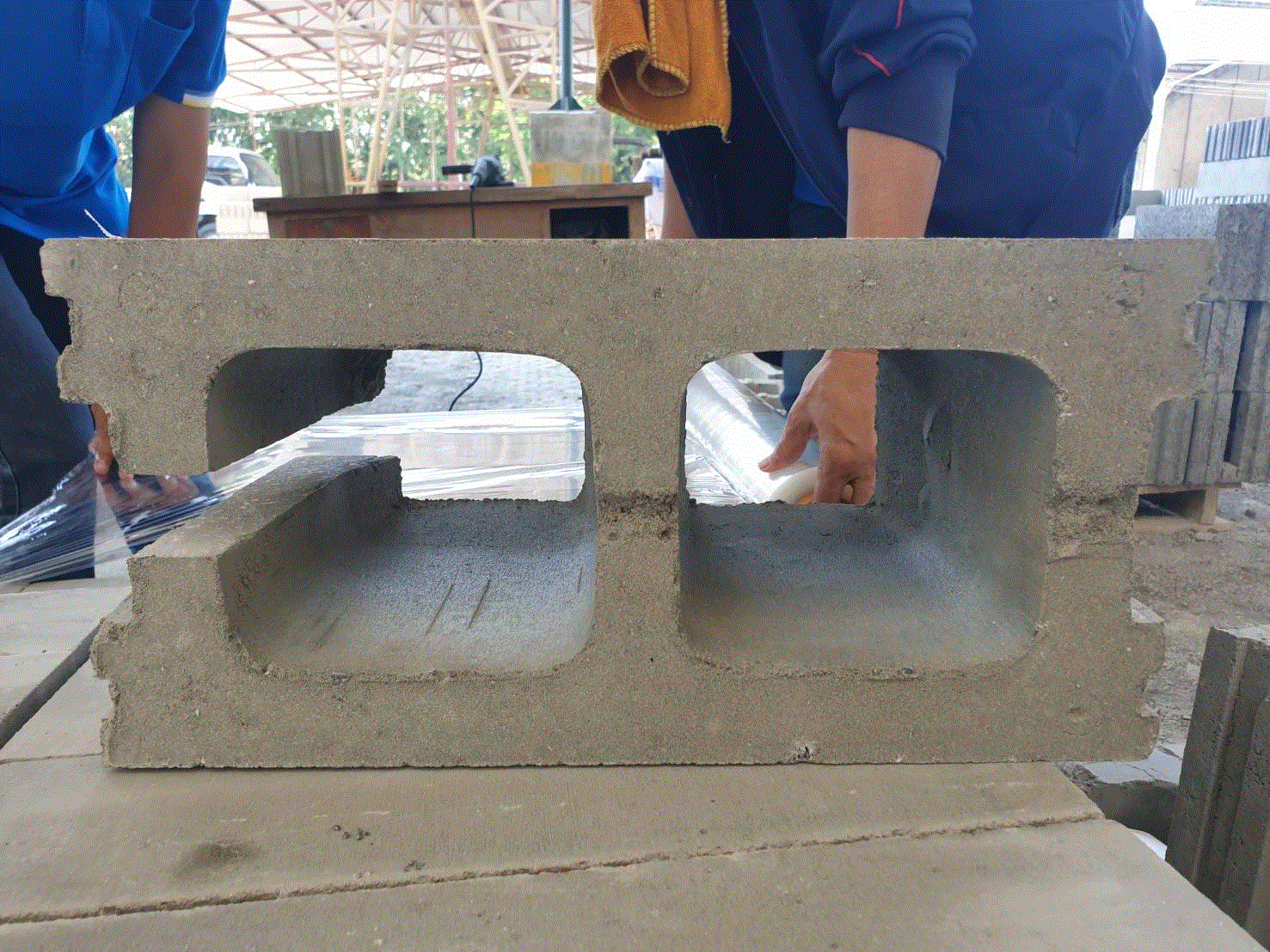 การก่ออิฐบล็อก จำเป็นต้องกรอกปูนที่ รู ด้วยหรือไม่