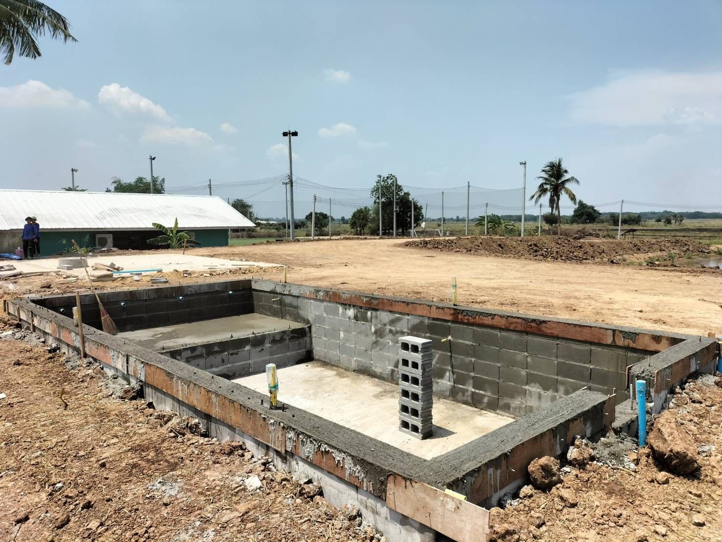 คอนกรีตบล็อก วงกลม สร้างผนังสระว่ายน้ำ